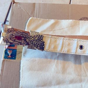 Gator belt white with a sterling silver gator